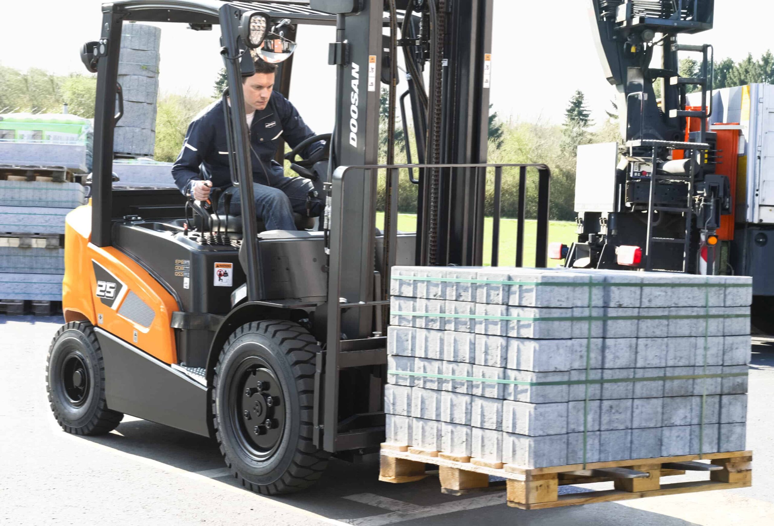 Doosan expands Euro Stage V compliant 9-Series forklifts with 2.0-3.5t capacity models