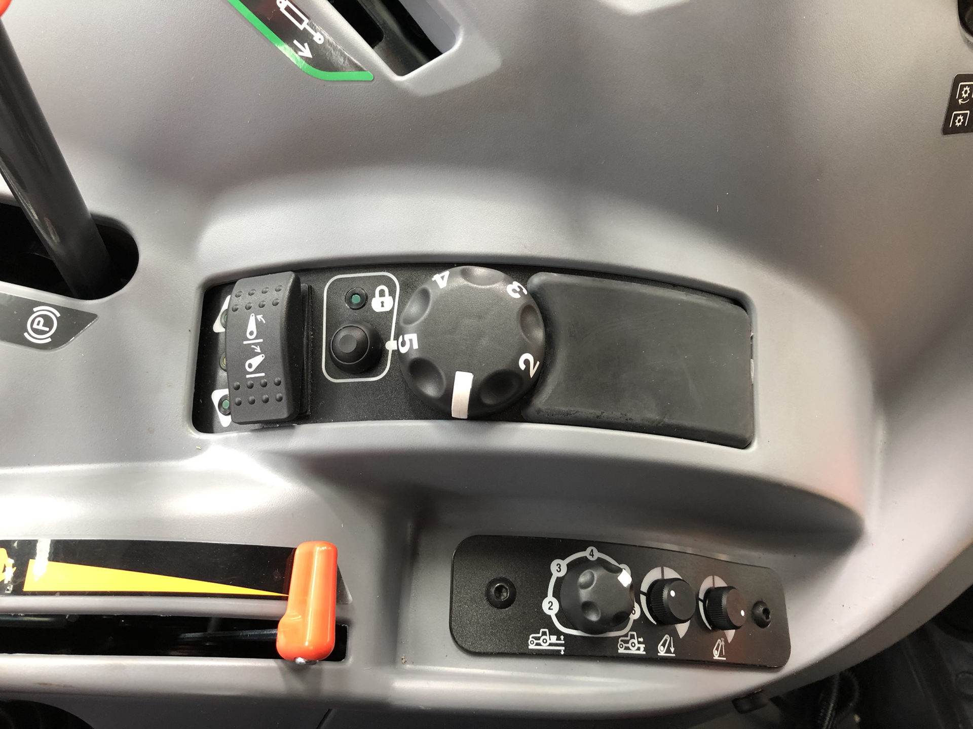 Electronic rear lift control available for M5001 tractors