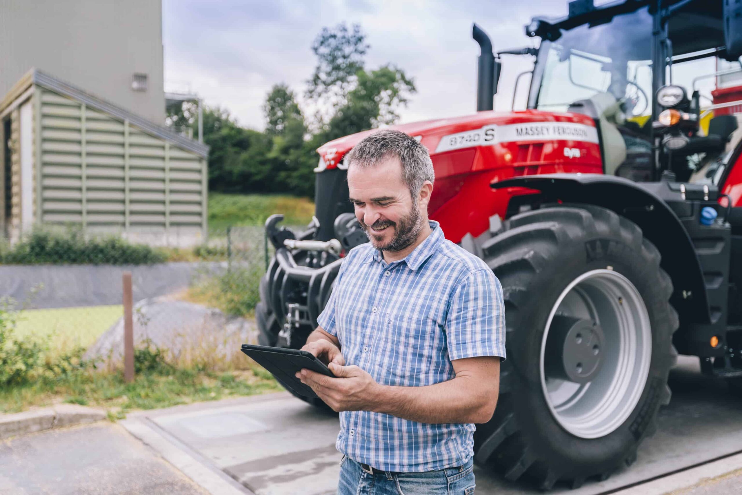 Owner, dealer and tractor are 100% connected with MF Connect
