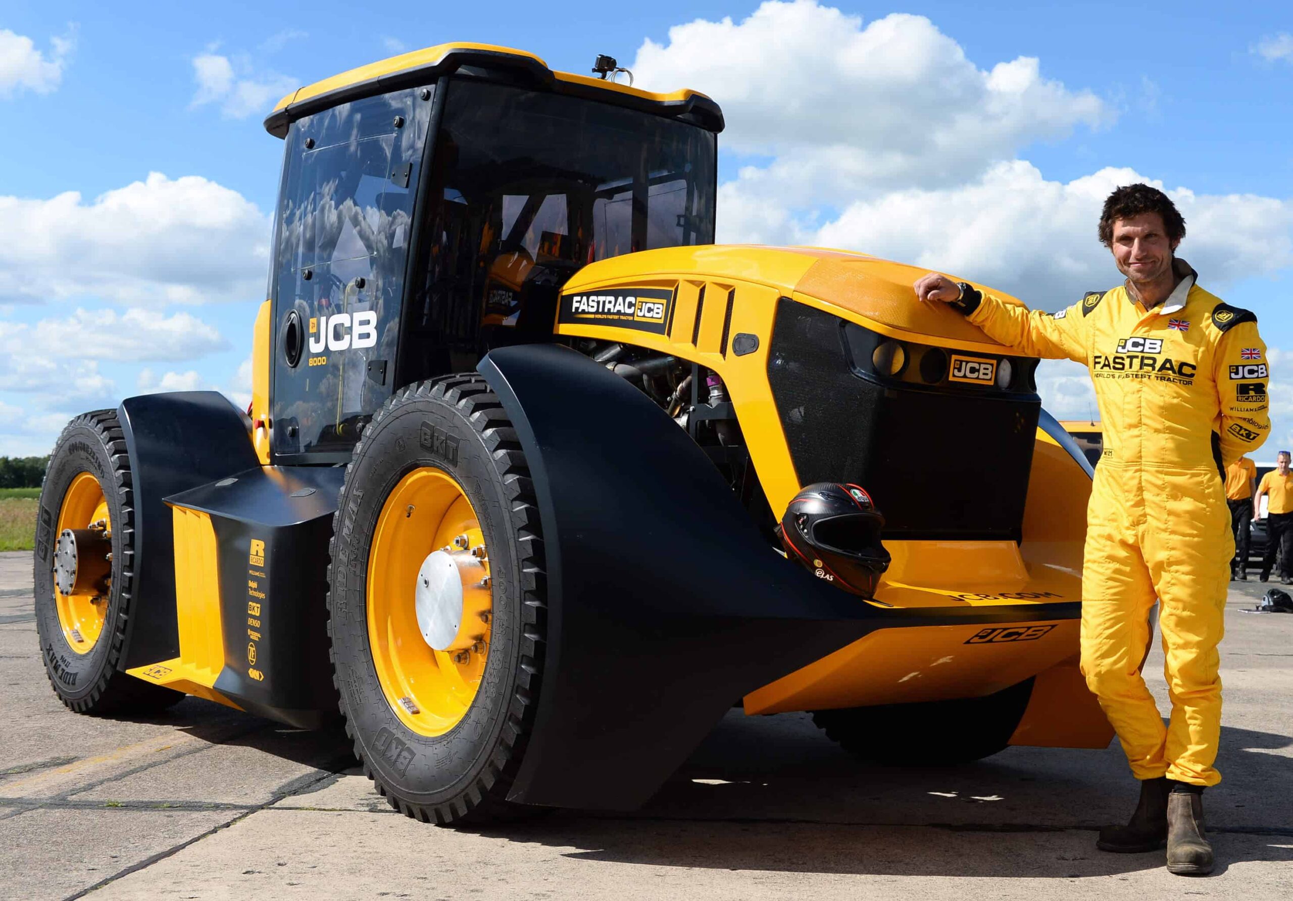 JCB Fastrac tractor storms to new British speed record