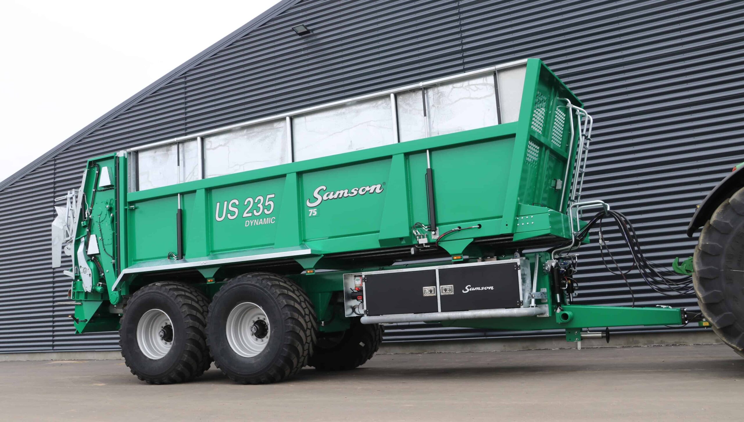 Samson introduces new 2-axle Universal Spreader and new unique patented hydraulic carpet chain tensioner