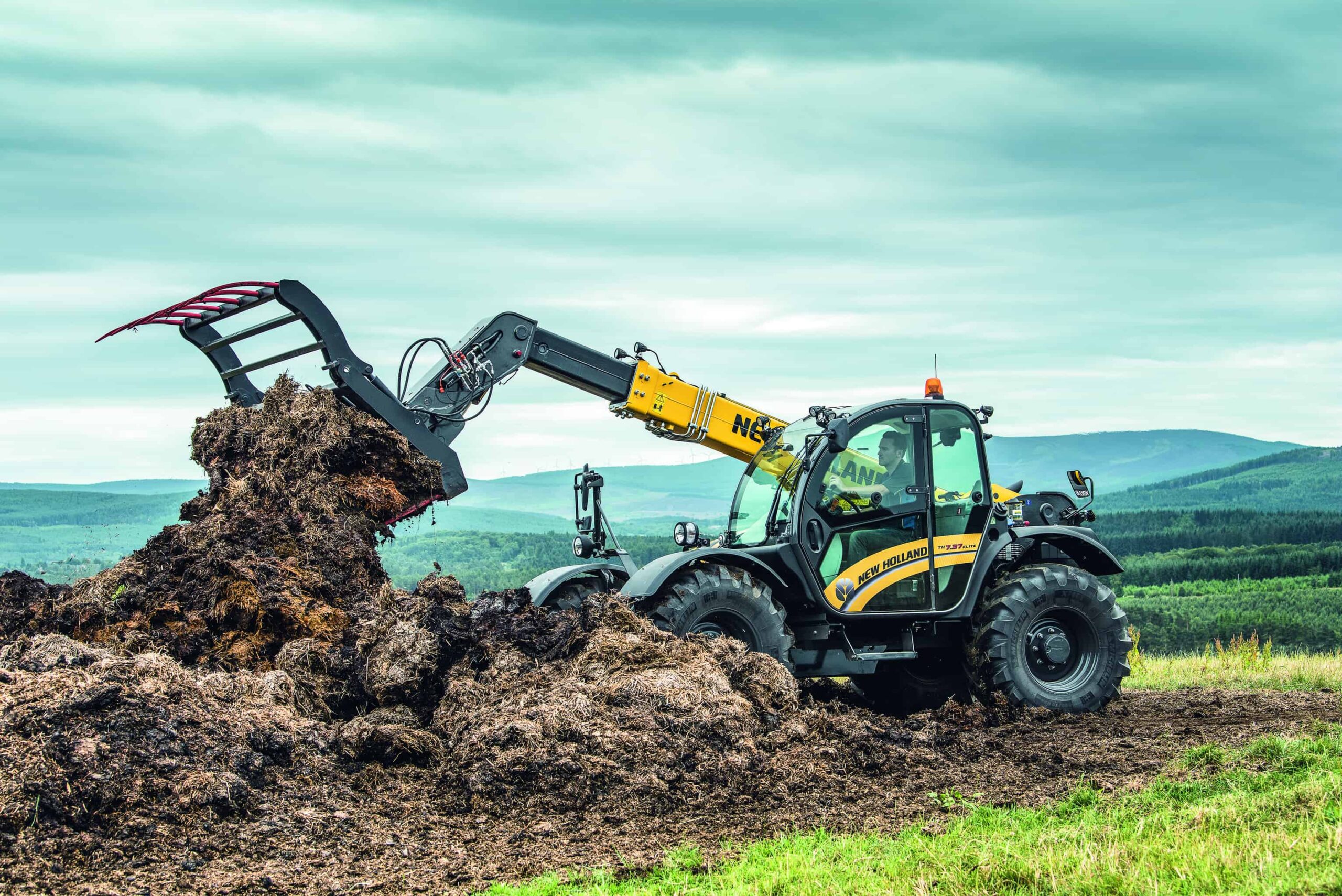 New Holland launches new TH Series telehandlers with extended offering and new transmission